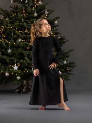 Malé velké slečny + info 🎄 • Šaty ke stromečku? • Pod stromeček? Ještě stíháme! 😍 Ještě stíháme doručení, ale už rozhodně...