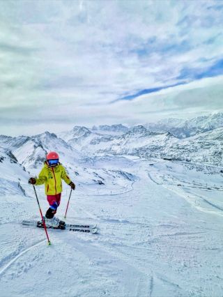 🤝 Vítáme zimu a představujeme Vám něco speciálního. Staly jsme se hrdými partnery @snowsportsracing a podporujeme mladé...